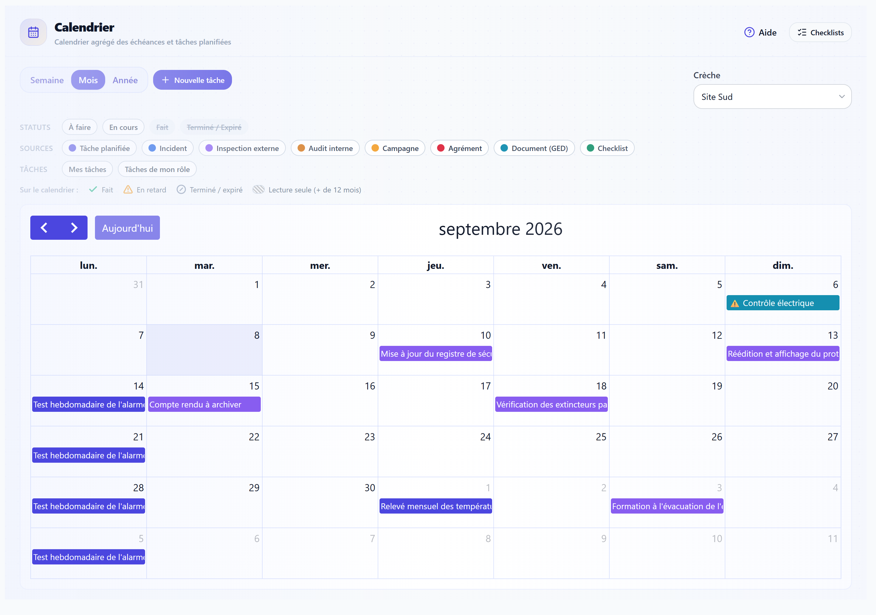 Vue Mois du calendrier : les échéances d'une crèche réparties par source, avec filtres par statut et sélecteur de crèche (données de démonstration).
